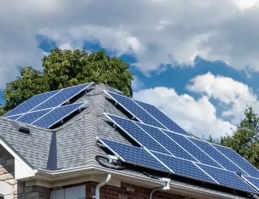 Un ensemble de panneaux solaires électriques du côté sud et ouest du toit d'un immeuble résidentiel.