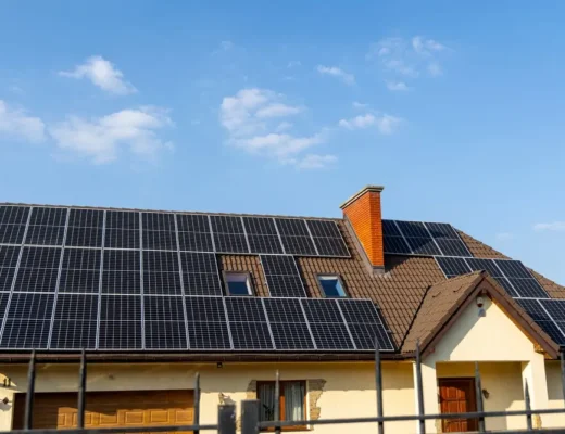 Toit de maison moderne recouvert de panneaux solaires. Maison résidentielle avec des panneaux solaires sur le toit sous un ciel bleu clair, représentant l'énergie propre, des factures plus basses et une vie durable.